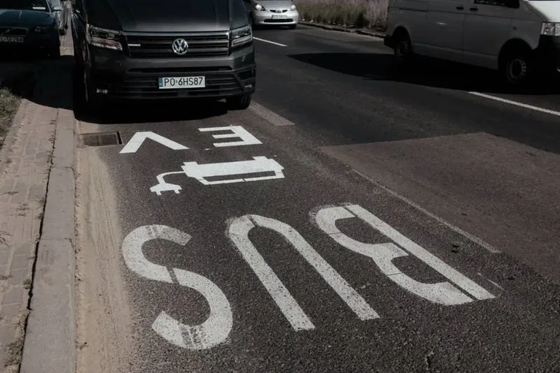Elektryki na buspasie w 2026 roku – kto nadal może jeździć legalnie?