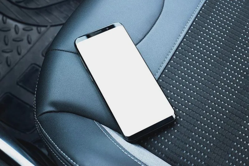 Używanie telefonu podczas jazdy – jak uniknąć mandatu i 12 punktów karnych